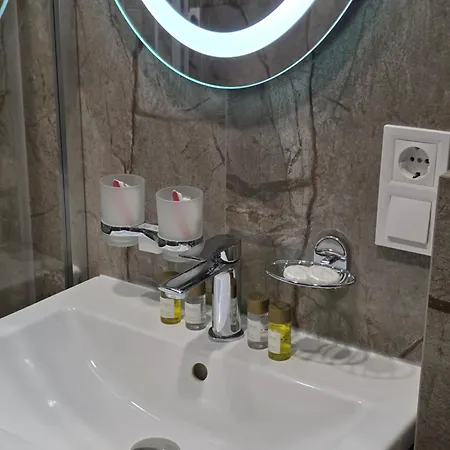 Demar Vakarchuka Apartment *